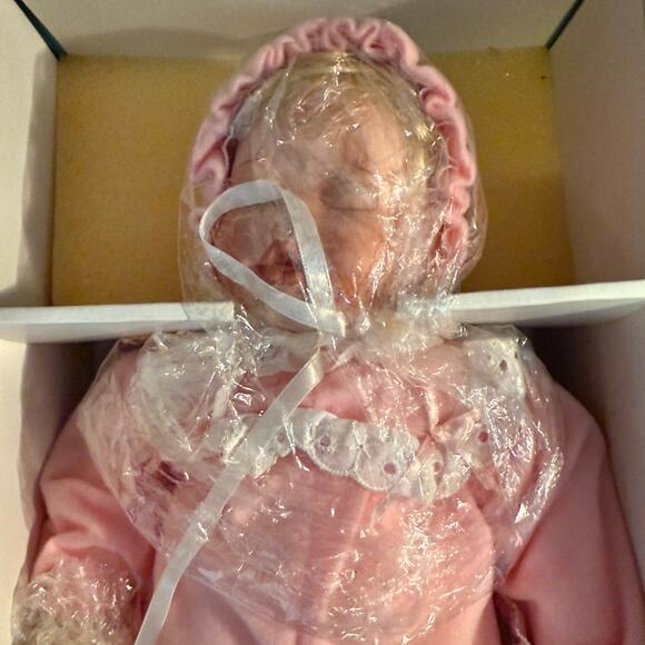 NRFB Ashton Drake Elizabeth's Homecoming Porcelain Doll by Kathy Hippensteel - Picture 3 of 12